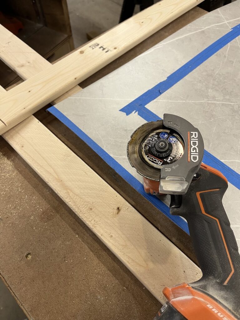 Mini saw for cutting laminate sheet
