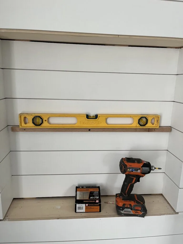 Middle shelf hardwood support