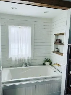 Tub alcove after