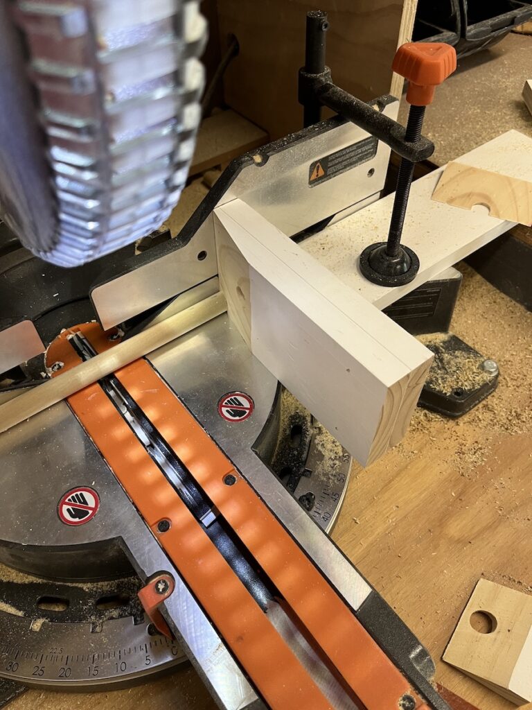 Using the jig also to cut equal sized pegs